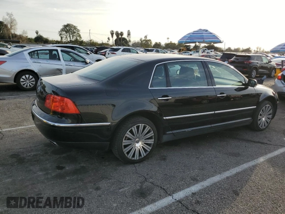 2006 Volkswagen Phaeton z VIN WVWAF03D268002733, wystawiony jako Copart lot #44980475 z przebiegiem 90 539 mil mil oraz Czysty tytuł • Clean title. Historia ofert i sprzedaży dostępna na DreamBid. Obrazek 3.