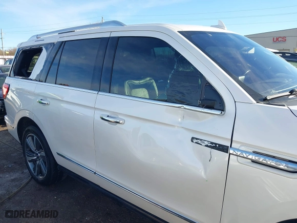 2019 Lincoln Navigator Reserve with VIN 5LMJJ2LT2KEL09194, listed as a IAAI auction lot 40900152 with 117,272 mi miles. Bid and sale history available at carsss.com. Image 6.