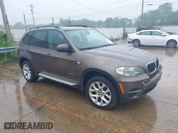 2012 BMW X5 35i z VIN 5UXZV4C51CL749379, wystawiony jako IAAI lot #42494275 z przebiegiem 137 768 mil mil oraz . Historia ofert i sprzedaży dostępna na DreamBid. Obrazek 1.
