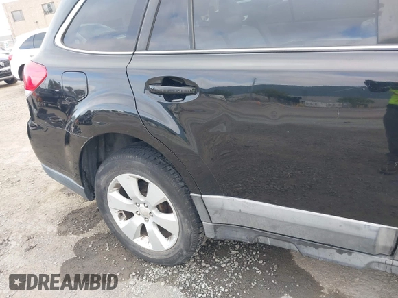 2010 Subaru Outback Premium All-Weather Anniversary z VIN 4S4BRBCC7A3349037, wystawiony jako IAAI lot #42100672 z przebiegiem 192 138 mil mil oraz . Historia ofert i sprzedaży dostępna na DreamBid. Obrazek 6.
