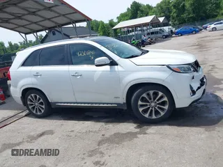 2014 Kia Sorento SX z VIN 5XYKWDA70EG541044, wystawiony jako IAAI lot #42301841 z przebiegiem 196 550 mil mil oraz . Historia ofert i sprzedaży dostępna na DreamBid. Obrazek 13.