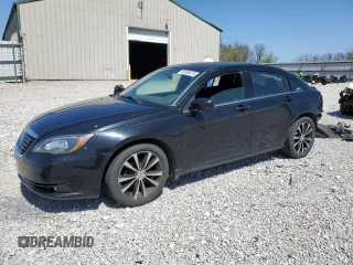 2014 Chrysler 200 Touring z VIN 1C3CCBBGXEN152330, wystawiony jako Copart lot #52295375 z przebiegiem 211 585 mil mil oraz Szkody całkowita. Historia ofert i sprzedaży dostępna na DreamBid. Obrazek 1.