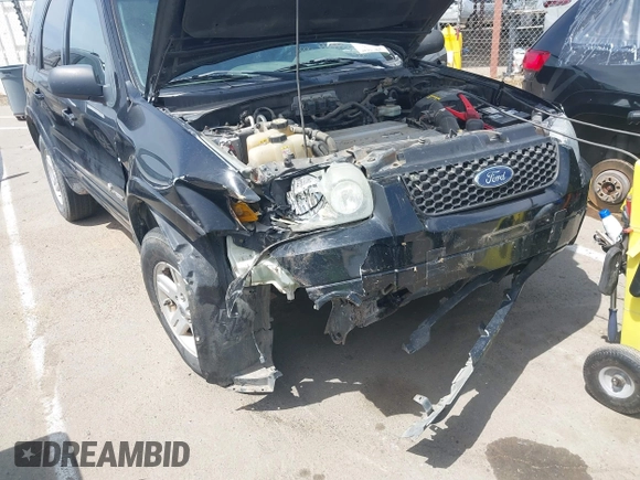 2006 Ford Escape Hybrid z VIN 1FMCU96H96KA25975, wystawiony jako IAAI lot #42130554 z przebiegiem 235 342 mil mil oraz . Historia ofert i sprzedaży dostępna na DreamBid. Obrazek 6.