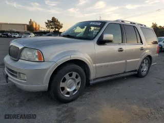 2005 Lincoln Navigator Luxury with VIN 5LMFU27565LJ02977, listed as a Copart auction lot 84106204 with 181,795 mi miles and Salvage Title. Bid and sale history available at carsss.com. Image 1.