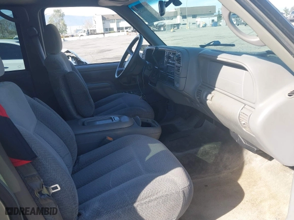 1999 Chevrolet Tahoe with VIN 1GNEC13R8XJ527499, listed as a IAAI auction lot 41880157 with 186,342 mi miles. Bid and sale history available at carsss.com. Image 5.