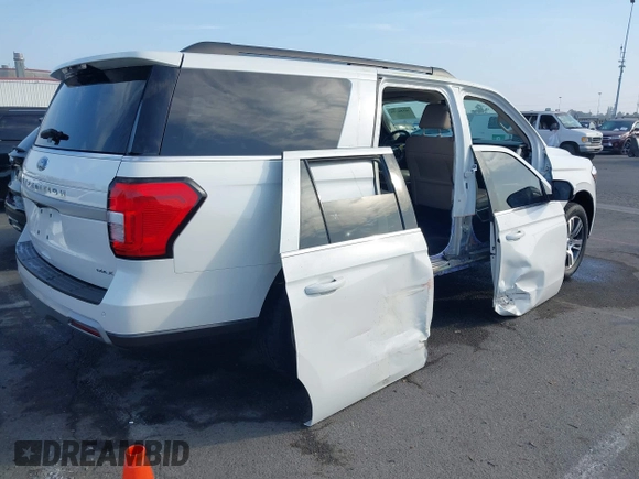 2024 Ford Expedition Max XLT with VIN 1FMJK1J87REA15468, listed as a IAAI auction lot 40586166 with 27,440 mi miles and . Bid and sale history available at DreamBid. Image 4.