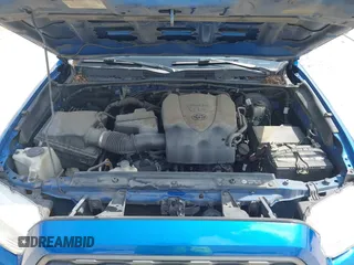 2018 Toyota Tacoma SR5 z VIN 5TFAZ5CN2JX064452, wystawiony jako IAAI lot #41945468 z przebiegiem 132 450 mil mil oraz . Historia ofert i sprzedaży dostępna na DreamBid. Obrazek 10.