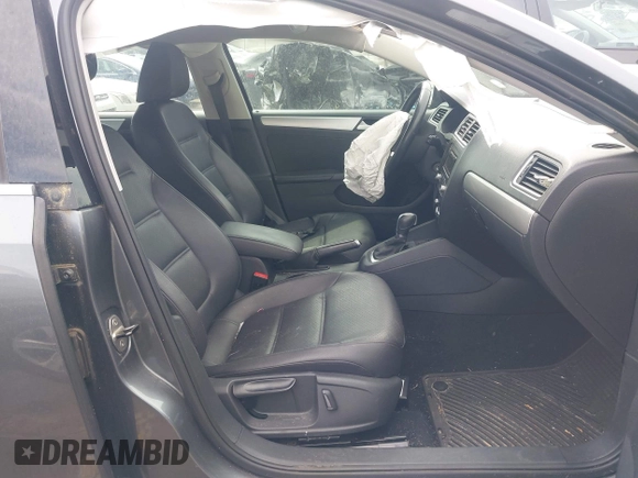2014 Volkswagen Jetta SE z VIN 3VWD17AJ9EM298175, wystawiony jako IAAI lot #42084756 z przebiegiem 93 039 mil mil oraz . Historia ofert i sprzedaży dostępna na DreamBid. Obrazek 5.
