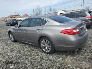 2014 Infiniti Q70 z VIN JN1BY1AP5EM260240, wystawiony jako Copart lot #53209505 z przebiegiem 72 105 mil mil oraz Tytuł czysty. Historia ofert i sprzedaży dostępna na DreamBid. Obrazek 2.