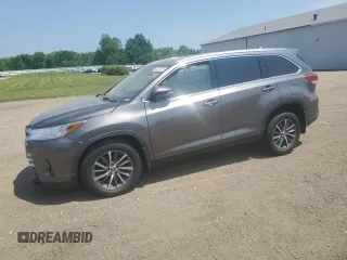 2019 Toyota Highlander SE z VIN 5TDJZRFH7KS991550, wystawiony jako Copart lot #64375255 z przebiegiem 111 397 mil mil oraz Szkoda całkowita • Salvage title. Historia ofert i sprzedaży dostępna na DreamBid. Obrazek 1.