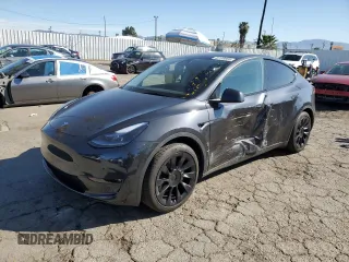 2024 Tesla Model Y Long Range z VIN 7SAYGAEE2RF009616, wystawiony jako Copart lot #46139805 z przebiegiem 6 535 mil mil oraz Szkoda całkowita • Salvage title. Historia ofert i sprzedaży dostępna na DreamBid. Obrazek 1.