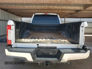 2018 Ford F-250 XL z VIN 1FT7W2B63JEC24474, wystawiony jako Copart lot #52757685 z przebiegiem 288 562 mil mil oraz Czysty tytuł • Clean title. Historia ofert i sprzedaży dostępna na DreamBid. Obrazek 6.