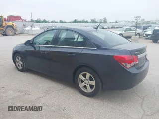 2014 Chevrolet Cruze 1LT z VIN 1G1PC5SB3E7242029, wystawiony jako IAAI lot #42404193 z przebiegiem 143 896 mil mil oraz . Historia ofert i sprzedaży dostępna na DreamBid. Obrazek 3.