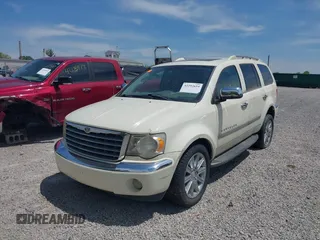 2007 Chrysler Aspen Limited z VIN 1A8HW58207F509980, wystawiony jako IAAI lot #42292654 z przebiegiem 200 864 mil mil oraz . Historia ofert i sprzedaży dostępna na DreamBid. Obrazek 2.
