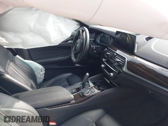 2018 BMW 5 Series 540i z VIN WBAJE5C5XJWA97667, wystawiony jako IAAI lot #41481362 z przebiegiem Nie podano mil oraz . Historia ofert i sprzedaży dostępna na DreamBid. Obrazek 5.