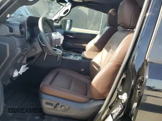 2025 Toyota Land Cruiser 1958 Edition z VIN JTEABFAJ6S5010025, wystawiony jako Copart lot #57262305 z przebiegiem 4236 mil mil oraz Tytuł czysty. Historia ofert i sprzedaży dostępna na DreamBid. Obrazek 7.