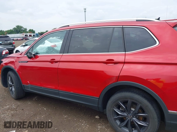 2022 Volkswagen Tiguan SE z VIN 3VV2B7AX0NM020942, wystawiony jako IAAI lot #42475302 z przebiegiem 26 353 mil mil oraz . Historia ofert i sprzedaży dostępna na DreamBid. Obrazek 14.