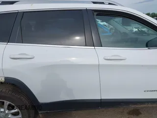 2019 Jeep Cherokee Latitude z VIN 1C4PJLCX8KD313153, wystawiony jako IAAI lot #42608299 z przebiegiem 76 394 mil mil oraz . Historia ofert i sprzedaży dostępna na DreamBid. Obrazek 13.