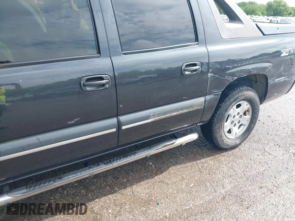 2004 Chevrolet Avalanche with VIN 3GNEC12T04G247585, listed as a IAAI auction lot 42139200 with 135,480 mi miles. Bid and sale history available at carsss.com. Image 6.