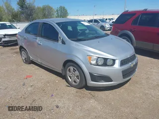 2015 Chevrolet Sonic LS z VIN 1G1JA5SH3F4138983, wystawiony jako IAAI lot #41795173 z przebiegiem 123 219 mil mil oraz . Historia ofert i sprzedaży dostępna na DreamBid. Obrazek 1.