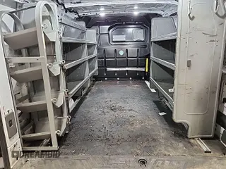2020 Ford Transit Cargo z VIN 1FTBR2YG1LKA51866, wystawiony jako IAAI lot #42842416 z przebiegiem 141 231 mil mil oraz . Historia ofert i sprzedaży dostępna na DreamBid. Obrazek 32.