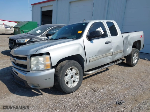 2010 Chevrolet Silverado 1500 LT with VIN 1GCSKSE31AZ221654, listed as a IAAI auction lot 40564208 with 239,609 mi miles. Bid and sale history available at carsss.com. Image 2.