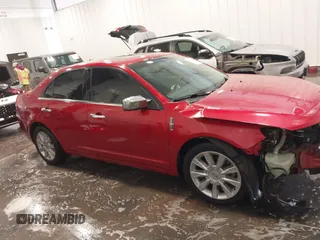 2011 Lincoln MKZ z VIN 3LNHL2GC7BR752038, wystawiony jako IAAI lot #41731713 z przebiegiem 139 935 mil mil oraz . Historia ofert i sprzedaży dostępna na DreamBid. Obrazek 14.