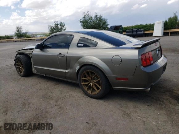 2005 Ford Mustang GT Deluxe z VIN 1ZVHT82H355259178, wystawiony jako Copart lot #55663555 z przebiegiem 194 211 mil mil oraz Szkoda całkowita • Salvage title. Historia ofert i sprzedaży dostępna na DreamBid. Obrazek 2.