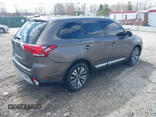 2020 Mitsubishi Outlander ES z VIN JA4AZ3A33LZ015378, wystawiony jako IAAI lot #41887351 z przebiegiem 113 349 mil mil oraz . Historia ofert i sprzedaży dostępna na DreamBid. Obrazek 4.