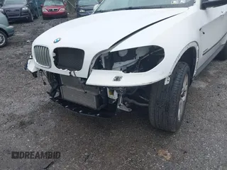 2013 BMW X5 xDrive35i z VIN 5UXZV4C53D0E14968, wystawiony jako IAAI lot #42253469 z przebiegiem 53 562 mil mil oraz . Historia ofert i sprzedaży dostępna na DreamBid. Obrazek 20.