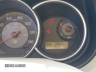 2008 Nissan Versa S z VIN 3N1BC13E08L354454, wystawiony jako IAAI lot #42441312 z przebiegiem 126 988 mil mil oraz . Historia ofert i sprzedaży dostępna na DreamBid. Obrazek 7.