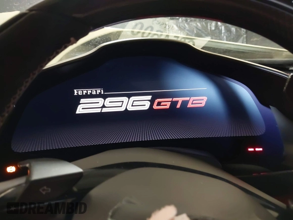 2024 Ferrari 296 GTB z VIN ZFF99SLA6R0303425, wystawiony jako IAAI lot #39193585 z przebiegiem Nie podano mil oraz . Historia ofert i sprzedaży dostępna na DreamBid. Obrazek 7.