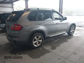 2011 BMW X5 35i z VIN 5UXZV4C50BL402270, wystawiony jako IAAI lot #42306042 z przebiegiem 166 977 mil mil oraz . Historia ofert i sprzedaży dostępna na DreamBid. Obrazek 4.
