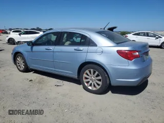 2012 Chrysler 200 Touring z VIN 1C3CCBBG0CN316617, wystawiony jako Copart lot #61437545 z przebiegiem 107 552 mil mil oraz Czysty tytuł • Clean title. Historia ofert i sprzedaży dostępna na DreamBid. Obrazek 2.