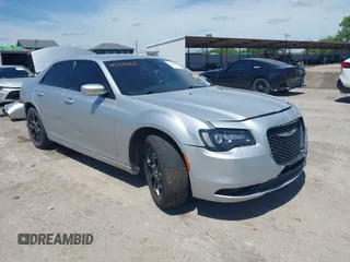 2020 Chrysler 300 S z VIN 2C3CCAGG7LH154660, wystawiony jako IAAI lot #42210611 z przebiegiem 130 744 mil mil oraz . Historia ofert i sprzedaży dostępna na DreamBid. Obrazek 1.