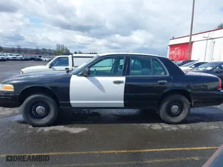 2001 Ford Crown Victoria Police Pkg Police Interceptor with VIN 2FAFP71W81X147404, listed as a IAAI auction lot 41932255 with 108,921 mi miles. Bid and sale history available at carsss.com. Image 14.