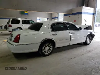 2002 Lincoln Town Car Executive z VIN 1LNHM81W92Y635551, wystawiony jako Copart lot #47803525 z przebiegiem Nie podano mil oraz Szkoda całkowita • Salvage title. Historia ofert i sprzedaży dostępna na DreamBid. Obrazek 3.