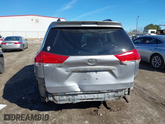 2012 Toyota Sienna XLE AAS z VIN 5TDYK3DC7CS277944, wystawiony jako IAAI lot #41311855 z przebiegiem 224 239 mil mil oraz . Historia ofert i sprzedaży dostępna na DreamBid. Obrazek 17.