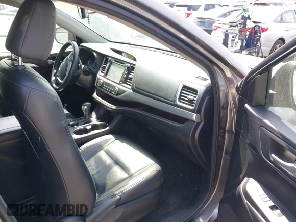 2015 Toyota Highlander XLE z VIN 5TDKKRFH8FS050848, wystawiony jako IAAI lot #42279034 z przebiegiem 101 053 mil mil oraz . Historia ofert i sprzedaży dostępna na DreamBid. Obrazek 5.