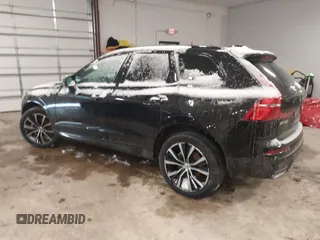 2024 Volvo XC60 Plus Dark Theme z VIN YV4L12RL8R1823184, wystawiony jako IAAI lot #41388918 z przebiegiem 25 299 mil mil oraz . Historia ofert i sprzedaży dostępna na DreamBid. Obrazek 3.