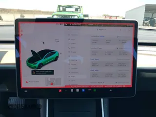 2020 Tesla Model 3 Standard Range Plus z VIN 5YJ3E1EA6LF659311, wystawiony jako IAAI lot #42363341 z przebiegiem 96 378 mil mil oraz . Historia ofert i sprzedaży dostępna na DreamBid. Obrazek 19.