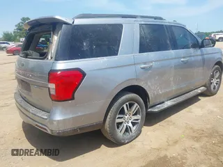 2022 Ford Expedition XLT z VIN 1FMJU1HTXNEA49452, wystawiony jako IAAI lot #41981687 z przebiegiem 42 396 mil mil oraz . Historia ofert i sprzedaży dostępna na DreamBid. Obrazek 4.