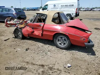 1982 Alfa Romeo Spider Veloce z VIN ZARBA541XC1014224, wystawiony jako Copart lot #58939635 z przebiegiem 176 635 mil mil oraz Czysty tytuł • Clean title. Historia ofert i sprzedaży dostępna na DreamBid. Obrazek 2.