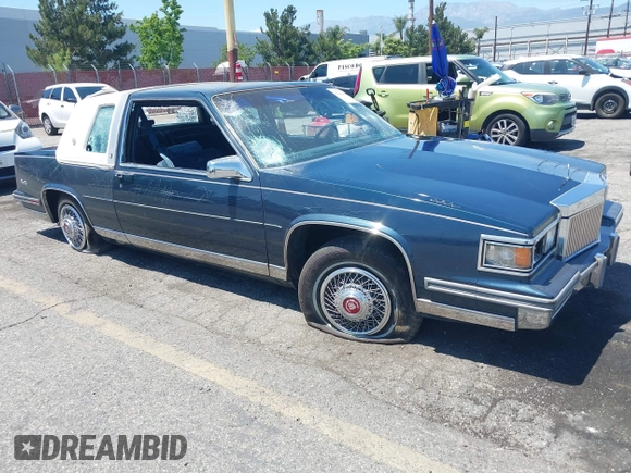 1986 Cadillac DeVille z VIN 1G6CD4783G4204155, wystawiony jako IAAI lot #42229194 z przebiegiem 131 360 mil mil oraz . Historia ofert i sprzedaży dostępna na DreamBid. Obrazek 1.