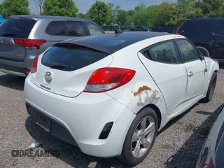 2015 Hyundai Veloster z VIN KMHTC6AD8FU228494, wystawiony jako IAAI lot #42231797 z przebiegiem 111 141 mil mil oraz . Historia ofert i sprzedaży dostępna na DreamBid. Obrazek 4.