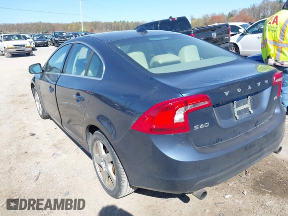 2013 Volvo S60 T5 Premier z VIN YV1612FS5D1202290, wystawiony jako IAAI lot #42042523 z przebiegiem 165 700 mil mil oraz . Historia ofert i sprzedaży dostępna na DreamBid. Obrazek 3.