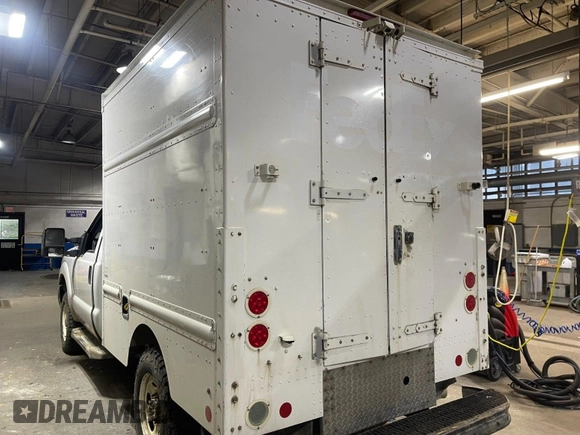 2015 Ford F-250 XL z VIN 1FDBF2B69FED21577, wystawiony jako IAAI lot #42501116 z przebiegiem 478 051 mil mil oraz . Historia ofert i sprzedaży dostępna na DreamBid. Obrazek 9.