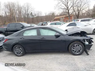 2024 Hyundai Elantra SEL z VIN KMHLM4DG8RU753762, wystawiony jako IAAI lot #41679278 z przebiegiem 13 260 mil mil oraz . Historia ofert i sprzedaży dostępna na DreamBid. Obrazek 14.