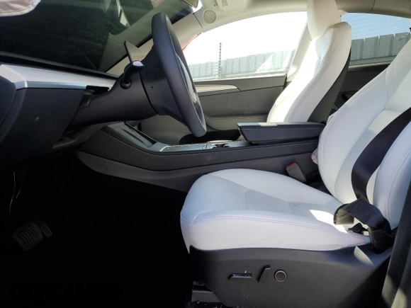 2024 Tesla Model Y Long Range с VIN 7SAYGDEE9RF125137, выставлен на аукционе Copart как лот 56301845 с пробегом 10 024 миль миль и Списание • Salvage title. История ставок и продаж доступна на DreamBid. Изображение 7.
