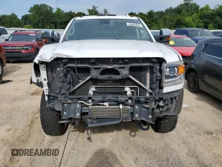 2016 GMC Sierra 3500HD Denali z VIN 1GT42YE84GF304755, wystawiony jako Copart lot #64882644 z przebiegiem 120 309 mil mil oraz Szkody całkowita. Historia ofert i sprzedaży dostępna na DreamBid. Obrazek 5.